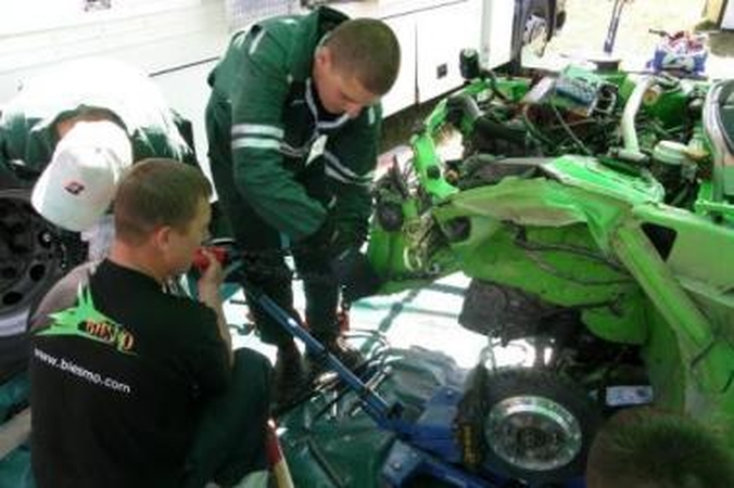 Išradingumas: komanda "BBK Racing", sukulto savadarbio "Mitsubishi Colt" kėbulo geometriją lauko sąlygomis atstatė greičiau nei per pusdienį.	Renaldo Gabarto nuotr.