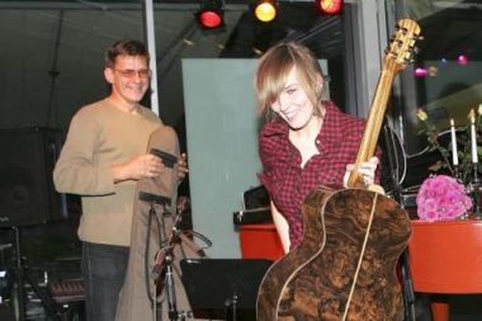 Pradžiugino: K.Petryla savo dirbtuvėse pagamintą gitarą gimtadienio proga padovanojo ir savo dukrai Rūtai Račaitei, bandančiai save atrasti bardų judėjime.