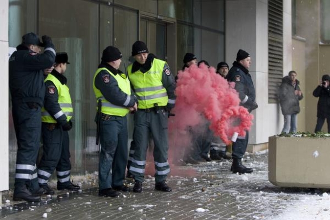 Seimas paskelbtas karo zona
