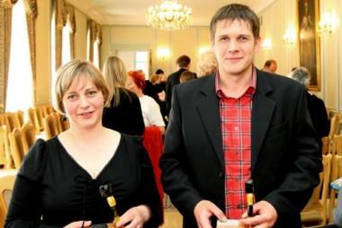 Įvertino: "Kauno dienos" žurnalistai Tadas Širvinskas ir Aušra Garnienė apdovanoti "Gintariniais parkeriais".