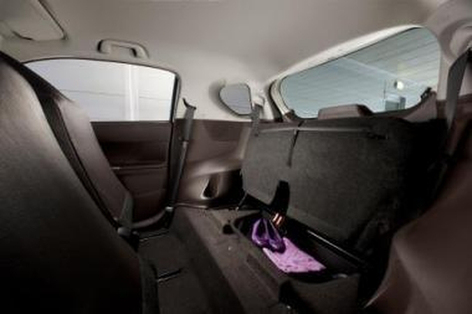 Paradoksas: "Toyotos iQ" ilgis viso labo 2985 mm, tačiau viduje erdvės tarsi "tikrame" automobilyje.