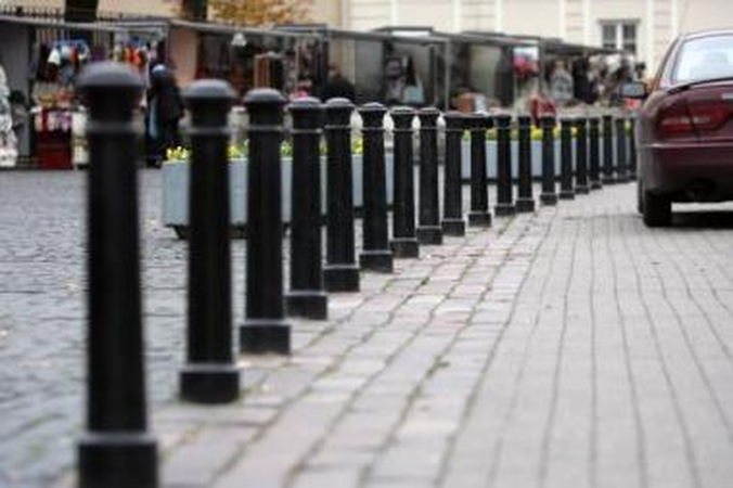 Kliūtis: vairuotojai jau nebegali prekyvietės naudoti kaip nemokamos stovėjimo aikštelės.