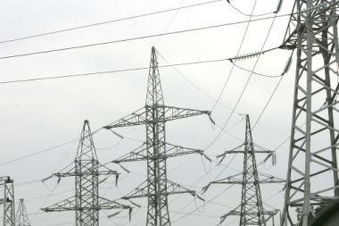 Tradiciškai: didžiajai daliai šalies įmonių elektrą tebetiekia Rytų skirstomieji tinklai ir VST.