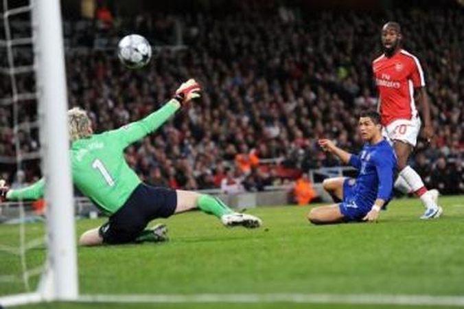 Dublis: C.Ronaldo (mėlyna apranga) du kartus nuginklavo "Arsenal" vartininką.