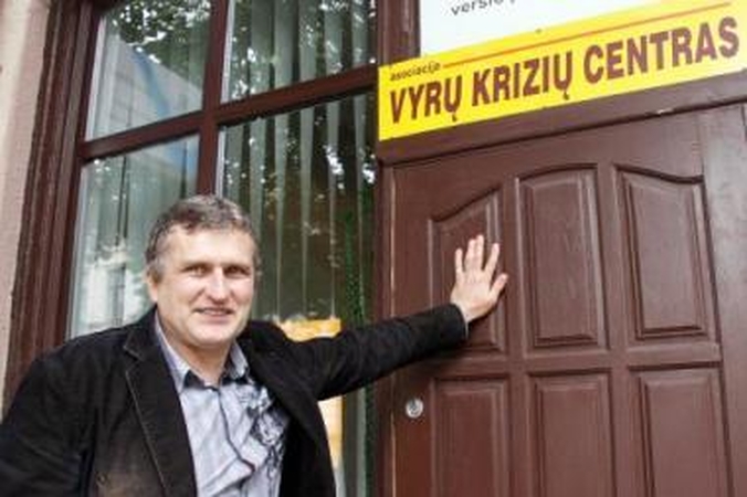 Nedrįsta: anot J.Kilijono, vyrai krizių centro duris praveria tik tada, kai jiems iš tikrųjų būna labai sunku.