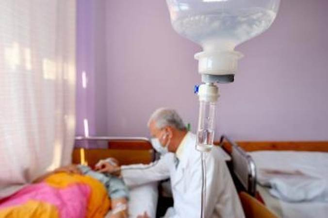 Gydymas: į ligoninę dėl žarnyno infekcijos patenkantiems pacientams tenka statyti lašelines.