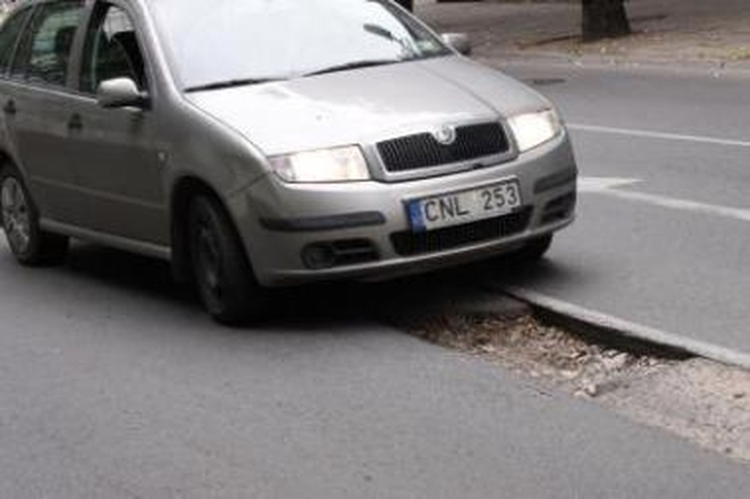Neprestižas: net ir Kauno centre visą vasarą žiojėjo ne viena didelė duobė.
