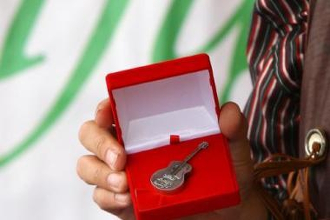 Apdovanos: festivalio dalyviams V.Stakėnas pasiryžęs įteikti gitaros formos sidabrinius atminimo medalius.