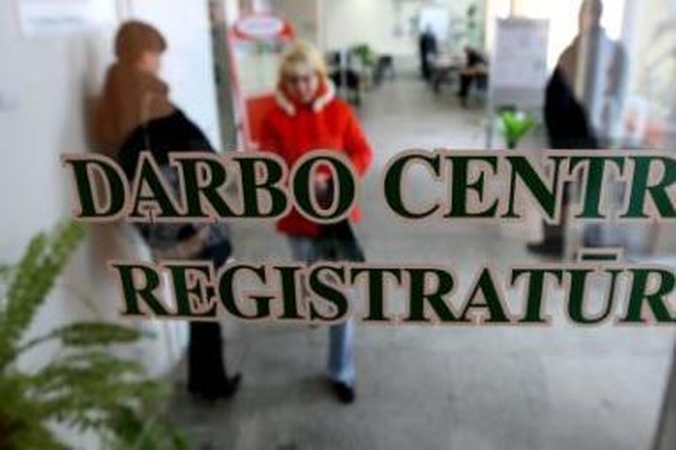 Skylės: kuo daugiau bedarbių beldžiasi į darbo biržos duris, tuo mažiau lėšų iš pajamų mokesčio pasiekia valstybės biudžetą.