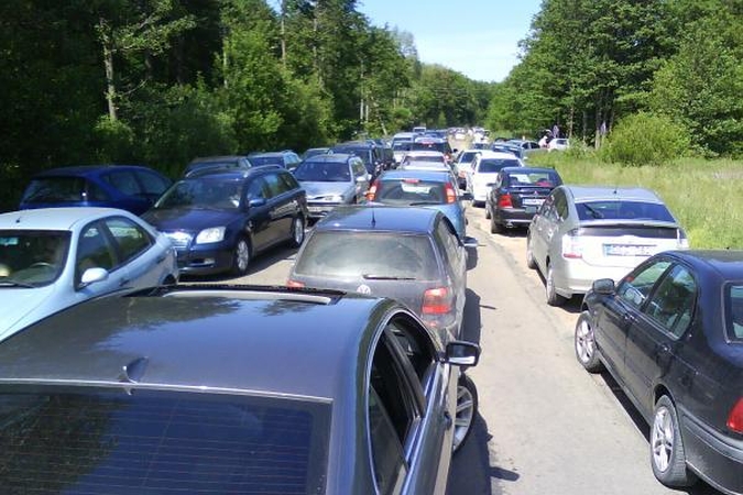 Pavojus: Karklėje, Plačio gatvėje, karštomis vasaros dienomis pristatoma tiek automobilių, kad čia negali eiti nei pėsčiasis, nei važiuoti dviratininkas.