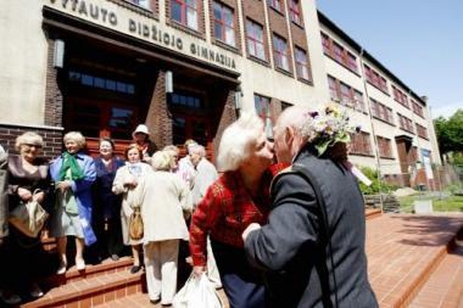 Emocijos: daugiau nei prieš pusšimtį metų baigę mokyklą senjorai džiaugiasi, kad kaskart sulaukia į susitikimą ateinančio ir buvusio matematikos mokytojo Alvydo Šilausko.