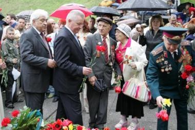 Šventė: šeštadienį Vilniaus Antakalnio kapinėse gausus būrys žmonių ir Nepriklausomų valstybių sandraugos šalių diplomatų paminėjo gegužės 9-ąją.