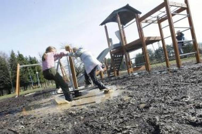 Žaidimų aikštelė virto purvynu