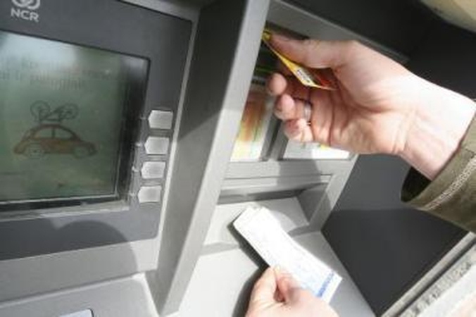 Grynieji plūsta į bankomatus