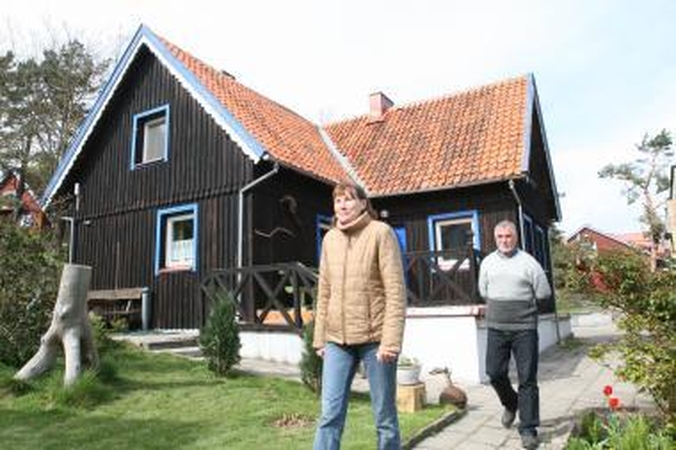Interesas: nidiškiai Danutė ir Evals Gedgaudai valstybės interesams užleidę savo kiemą, dabar kaltinami pažeidę viešąjį interesą, nes tvartą pavertė svečių namais.