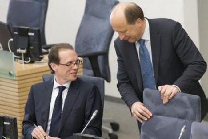Taikiniai: finansų ministrą A.Šemetą (kairėje) verčianti opozicija jau nusitaikė ir į premjerą A.Kubilių.