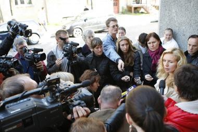 Pastangos: kiekvienas žurnalistas stengiasi naujieną apie visiems žinomą įvykį pranešti kuo greičiau ir originaliau, todėl kartais ir įvelia netikslumų.