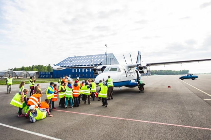 Kauno oro uoste vaikai  tempė lėktuvą   