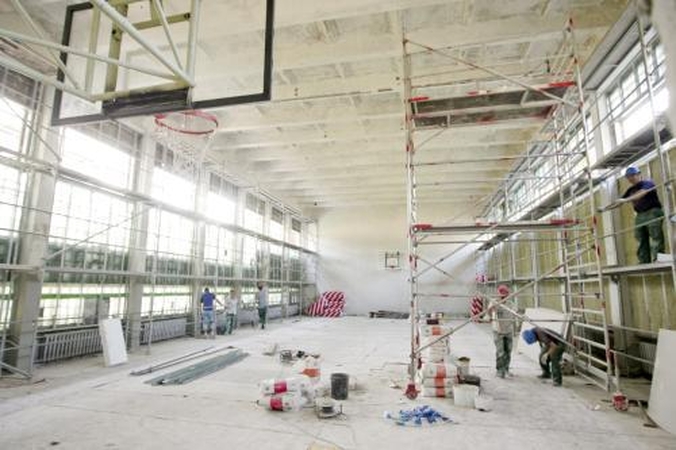 Vasarą į mokyklas skuba statybininkai   