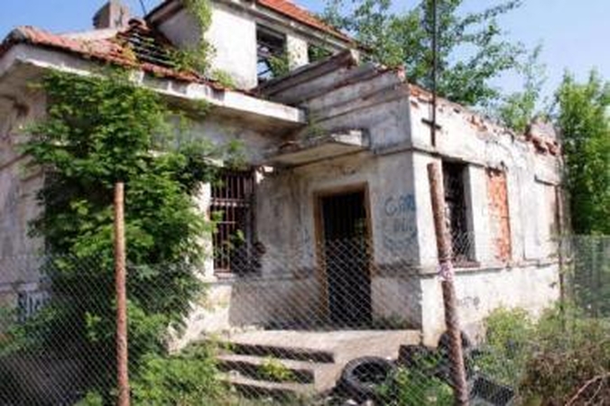 Virsmas: Palemone savivaldybei priklausantis pastatas griuvėsiais virto per dešimtmetį.