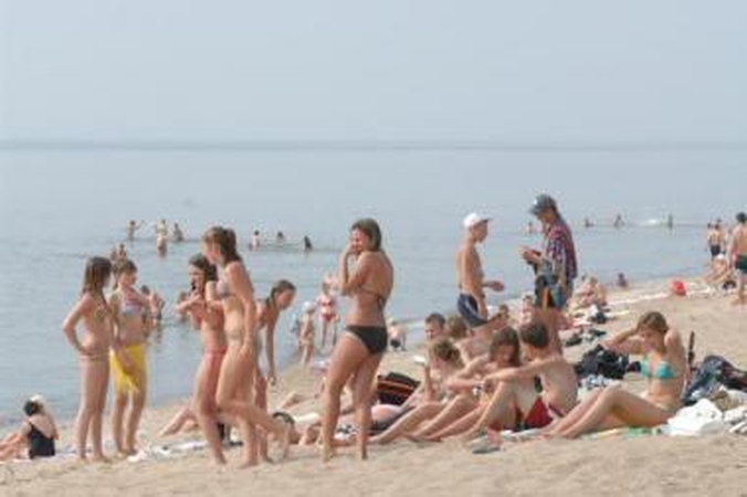 Džiaugsmas: prie jūros besikaitinantys nerūkantys žmonės nebeturės kęsti rūkalių draugijos.