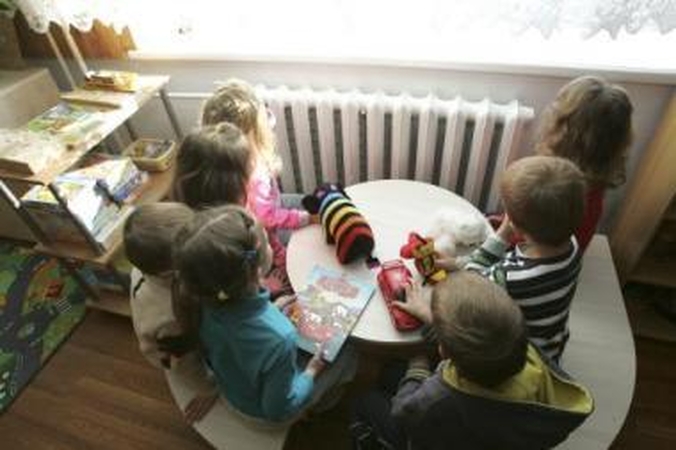 Bičiuliai: prie šilto radiatoriaus susėdę darželinukai galėtų žaisti valandų valandas.