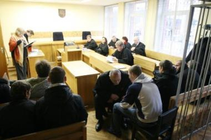 Teisės: nepilnamečius kaltinamuosius teisme gynė mamos ir advokatai.