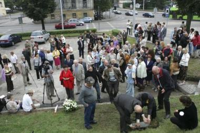 Atmintis: litvakai Gimnazijos gatvėje įkasė kapsulę – čia ateityje turėtų iškilti memorialas Pasaulio tautų teisuoliams.