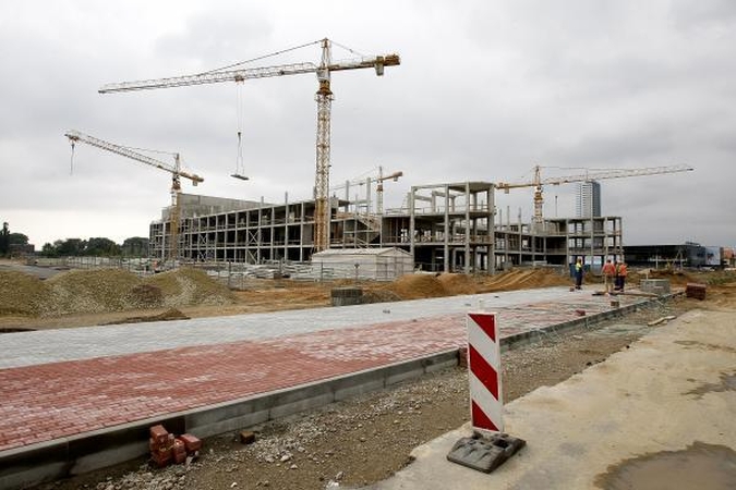 Stoka: Klaipėdos arenos statybvietėje dirba esą per pusantro šimto darbininkų, tačiau manoma, kad darbo čia pakaktų ir dvigubai didesniam skaičiui statybininkų.