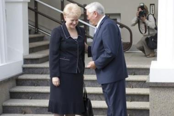 Pagarba: V.Adamkus D.Grybauskaitę pasitiko lauke – kaip itin aukštą užsienio svečią.