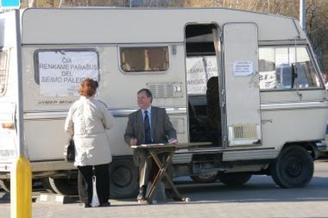 Postas: į prekybos ir pramogų centro automobilių stovėjimo aikštelę B.Šimkus namelį ant ratų atvairuoja jau kelias savaites.