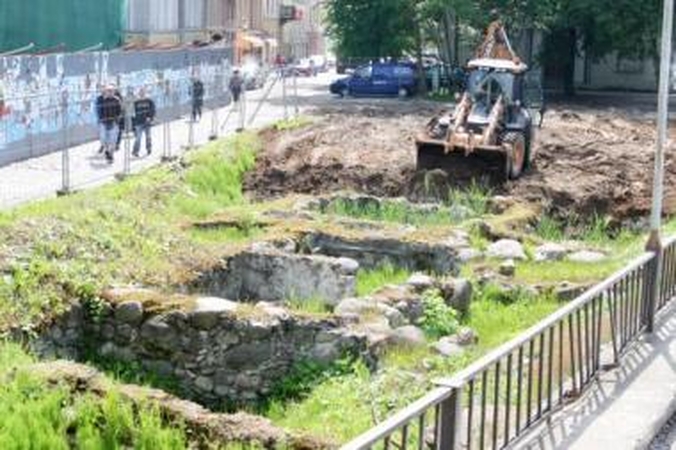 Nemelavo: šioje vietoje statyti norintys verslininkai įvykdė prieš mėnesį duotą pažadą užlyginti ne vienerius metus žiojėjusią duobę.
