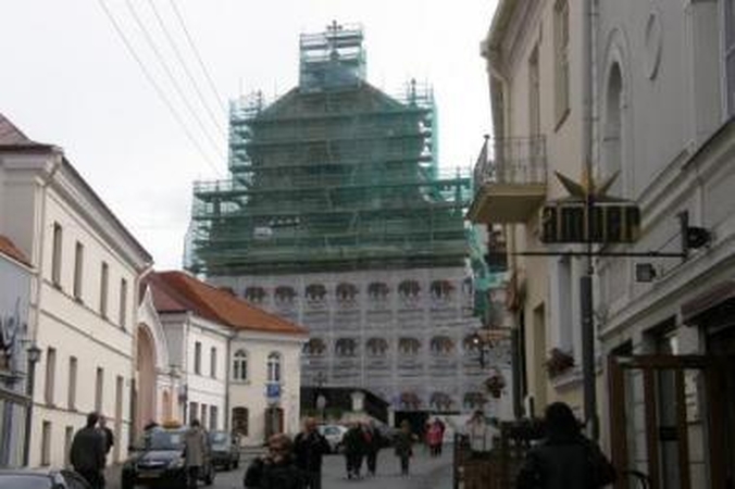 Nekliūva: nors reklaminiu tentu "pasipuošė" minias turistų sutraukiantis architektūrinis ansamblis, Bažnyčios atstovai jokių bėdų neįžvelgia.