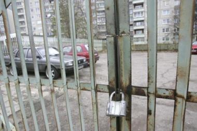 Privilegijos: pro šiuos vartus gali įvažiuoti toli gražu ne kiekvienas P.Lukšio gatvės daugiabučių gyventojas.