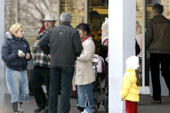 Susirinkimas: prie parduotuvės kasdien būriuojasi keliolika romų – ir vyrų, ir moterų, ir vaikų.