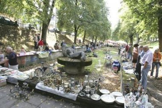 Laisvalaikis: blusų turguje buvo galima ne tik įsigyti sendaikčių, menininkų dirbinių, bet ir linksmai praleisti laiką draugų kompanijoje.