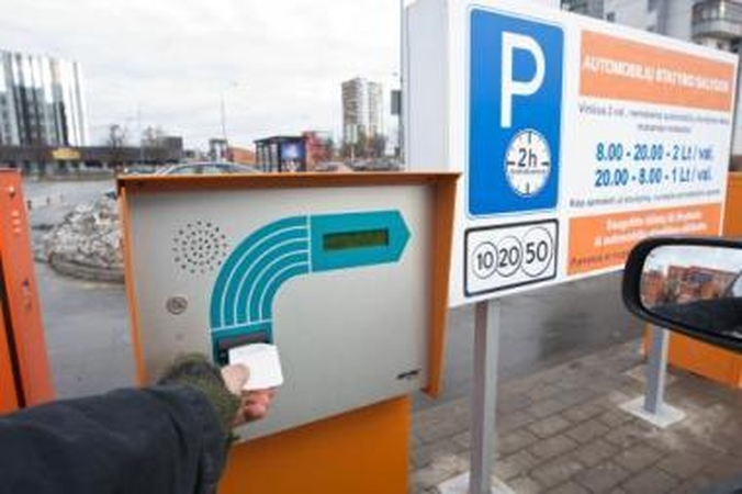 Parduotuvių aikštelėse – rinkliavų banga
