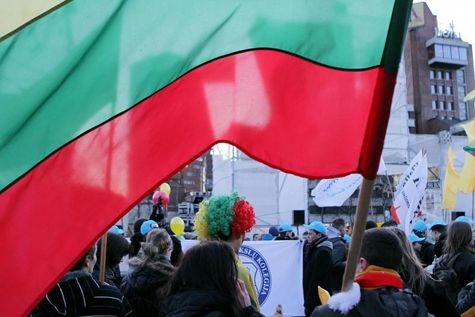 Kovo 11-ąją tikrintojų taikiklyje – trispalvės