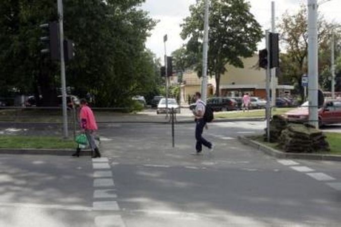 Nepaiso: užuot paėję iki tolesnės perėjos, pėstieji eina viduriu gatvės.