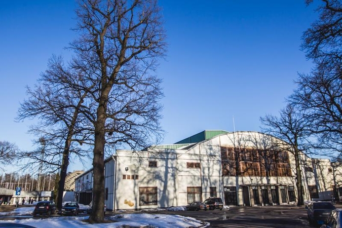 Senoji sporto halė – kongresų rūmų šešėlyje
