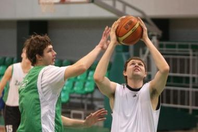 Bokštai: jaunieji žalgiriečiai M.Kupšas (kairėje) ir V.Čepukaitis – tarp dešimties aukščiausių NKL krepšininkų.
