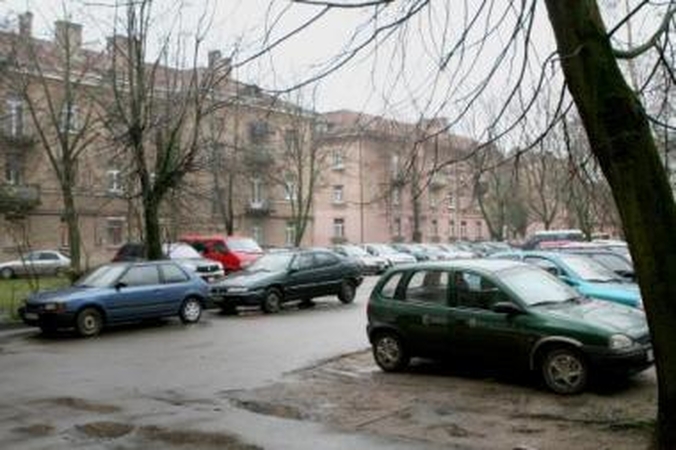 Už stovėjimą nemokantys vairuotojai "okupuoja" senamiesčio kiemus