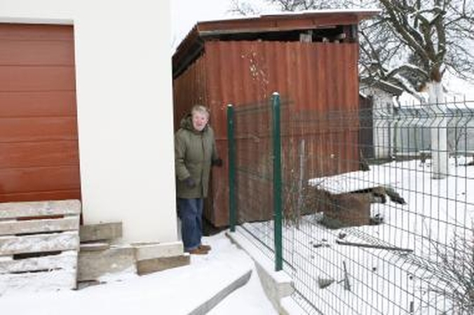 Nusidriekė: K.Zabuką ištiko šokas pamačius, kad kaimynės tvora įsirėžia į jo sandėliuką.