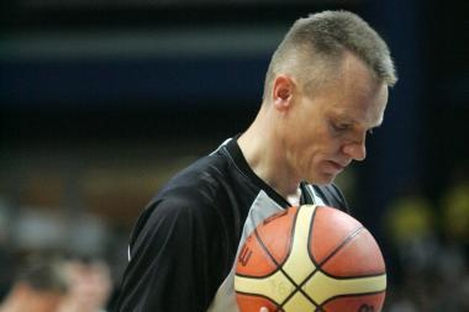 Po finalo krepšinio teisėjas R.Brazauskas iššaus šampaną