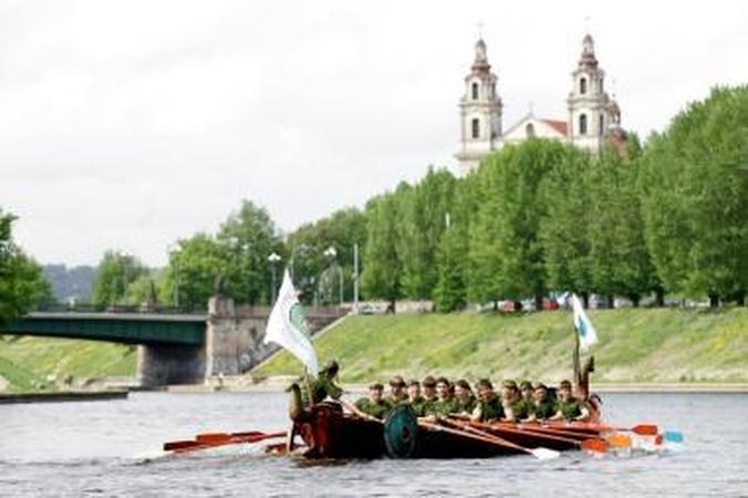 Tradicija: kiekvienais metais trečią gegužės šeštadienį Neries vandenys išbandomi šimtais plaukimo priemonių.