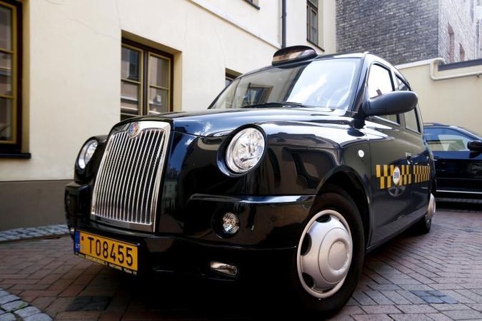 Mero automobilį siūlys nuomotis mergvakariams