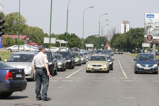 Eilę į „Smiltynės perkėlos“ keltus reguliuoja policininkai