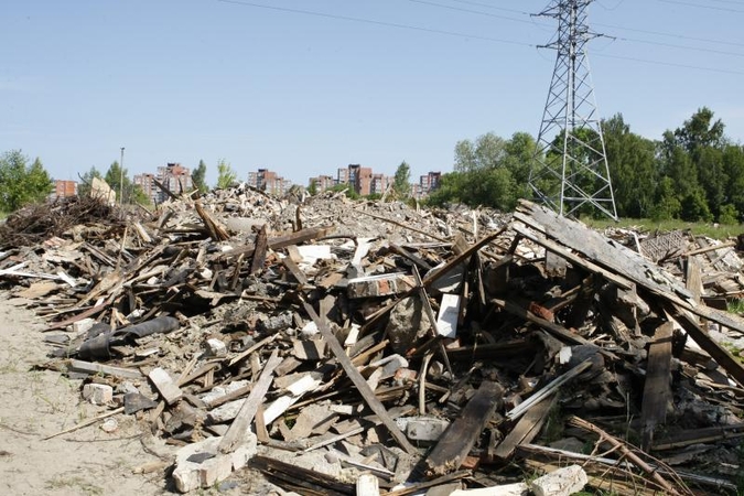 Pastatų griuvėsius pakratė prie daugiabučio   