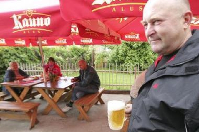 Stabilūs: pigių aludžių lankytojai teigia, kad krizė jų laisvalaikio praleidimo įpročių nepakeitė.
