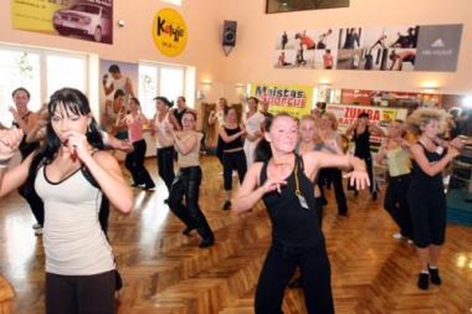 Poveikis: muzika ir šurmulys taip įtraukė, kad kalorijų deginimas moterims tapo pramoga.